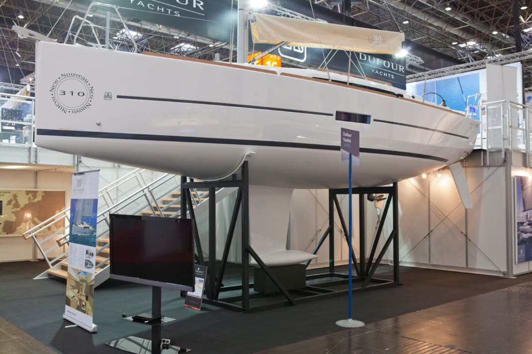 In fiera è esposta la versione con chiglia fissa. Tuttavia, esiste un'alternativa con chiglia piatta e tavola centrale integrata.