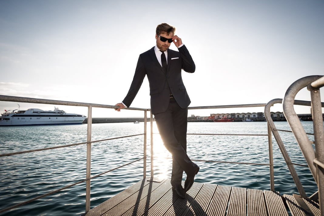 Après la marche sur la quille vient la marche sur le mât. Alex Thompson et Hugo Boss 99