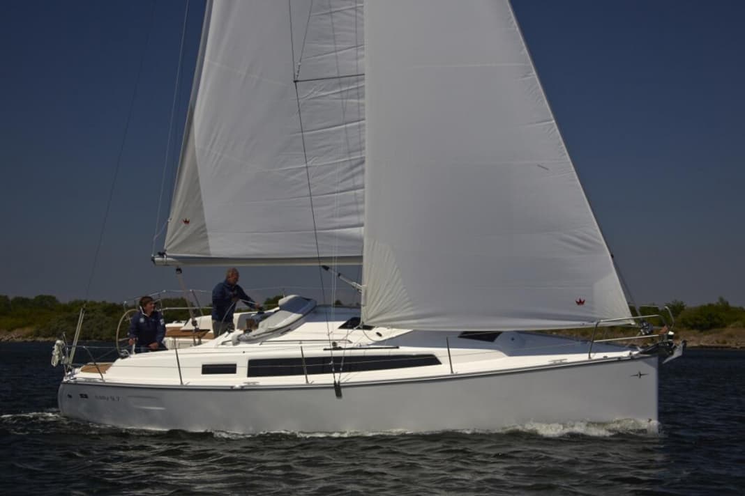 Bavaria Easy 9.7: no decorative strip and no hull window, but the recess for the latter is noticeable