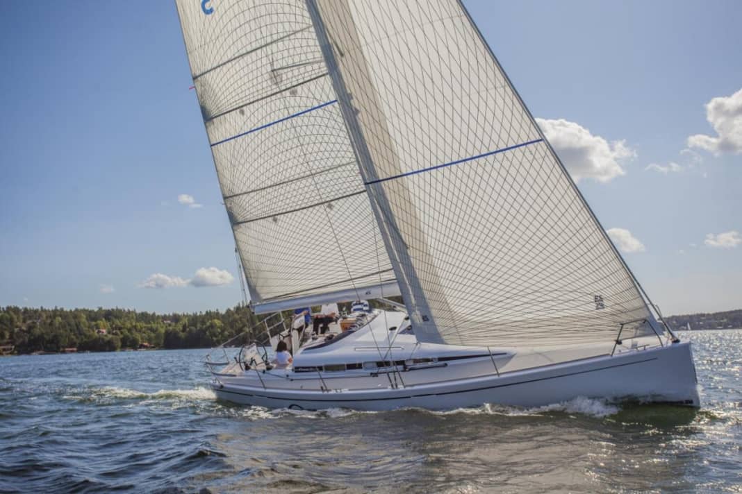 A Swedish dream: The Arcona 380 under full sail in the archipelago. The jibs are on the outside, there are no overlapping headsails, but the rig is correspondingly higher