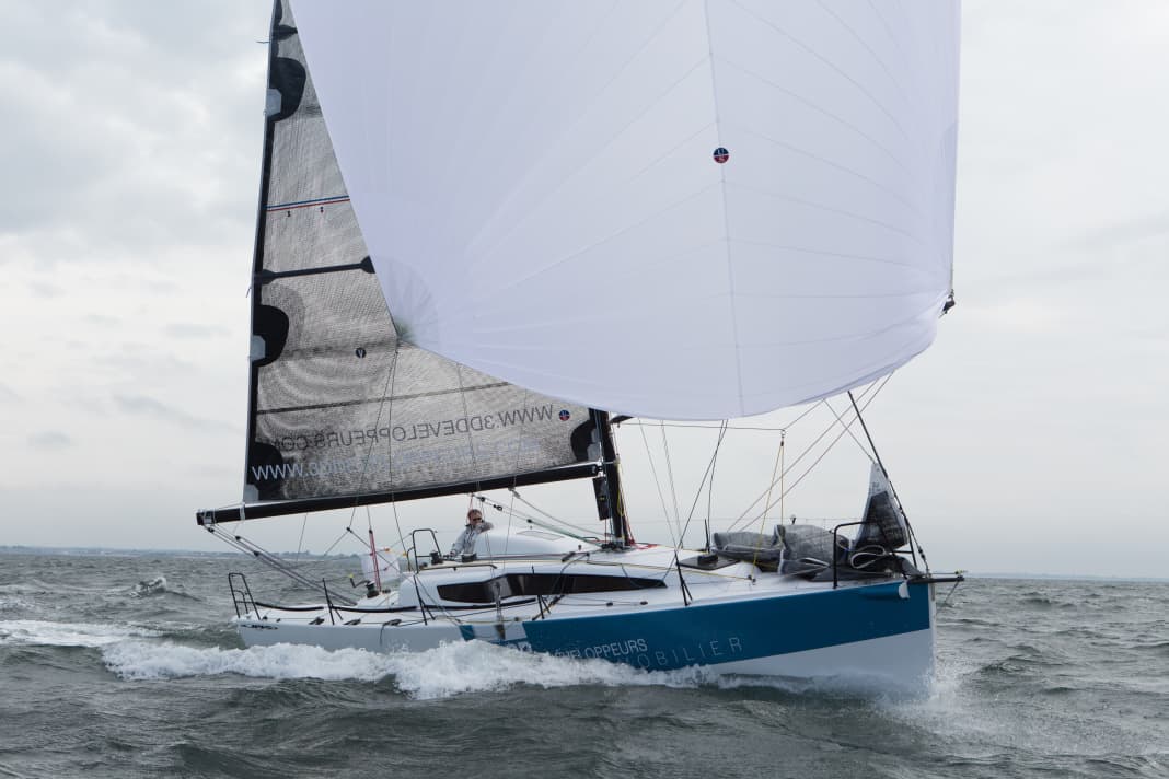 Sails like on rails. The JPK 10.80 sails extremely stiffly, especially in windy conditions. Steering the boat is very easy