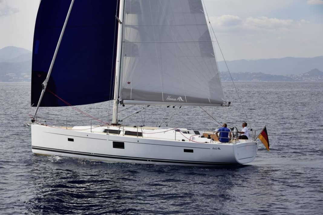 Hanse 455: gestreckte Linien, kantiger Aufbau und große Fenster auch im Rumpf