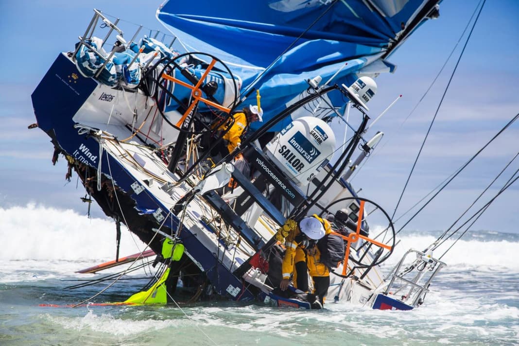 L'arrière du bateau complètement détruit