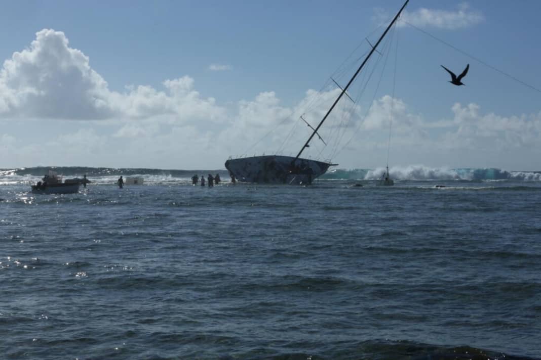 Die Yacht wird am Fall gekrängt, um die Kielfinne zum Schweißen zu entlasten