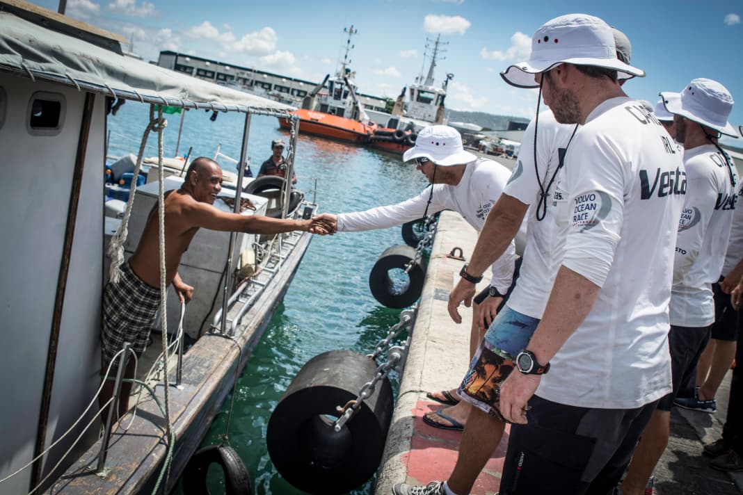 L'équipage quitte le bateau de pêche qui l'a emmené à l'île Maurice
