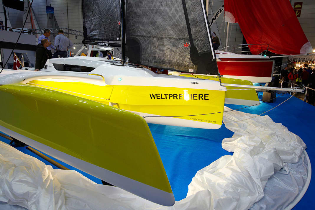 Les flotteurs présentent des étriers de wavepiercer prononcés