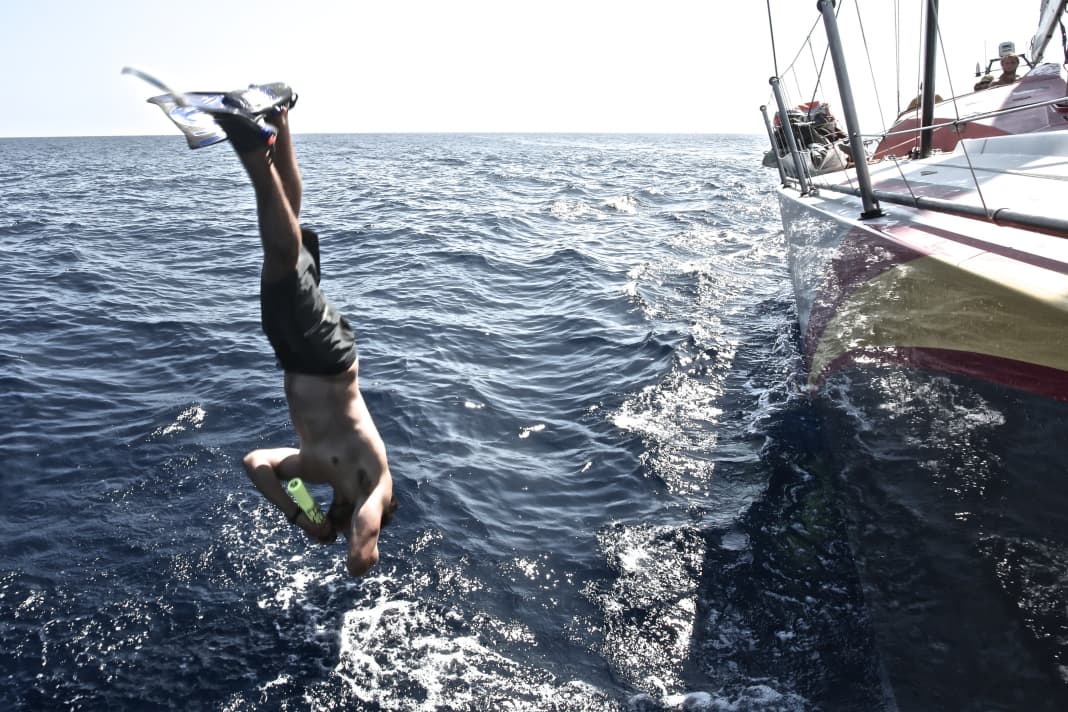 Un giorno prima del traguardo, Daryl Wislang, membro dell'equipaggio di Abu Dhabi, si è gettato in mare per raccogliere i rifiuti dal bordo anteriore della chiglia.