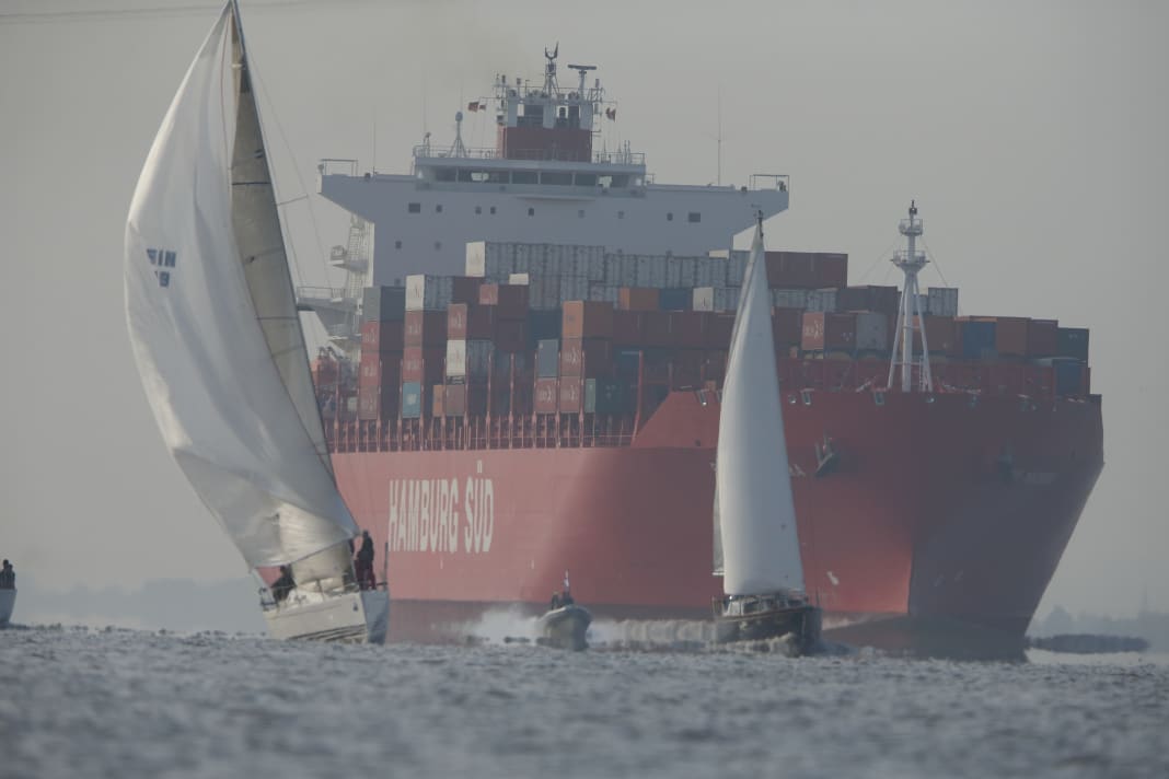 Le vent fort fait que la plupart des yachts sont déjà à l'heure.

 9 heures, Glückstadt est passée