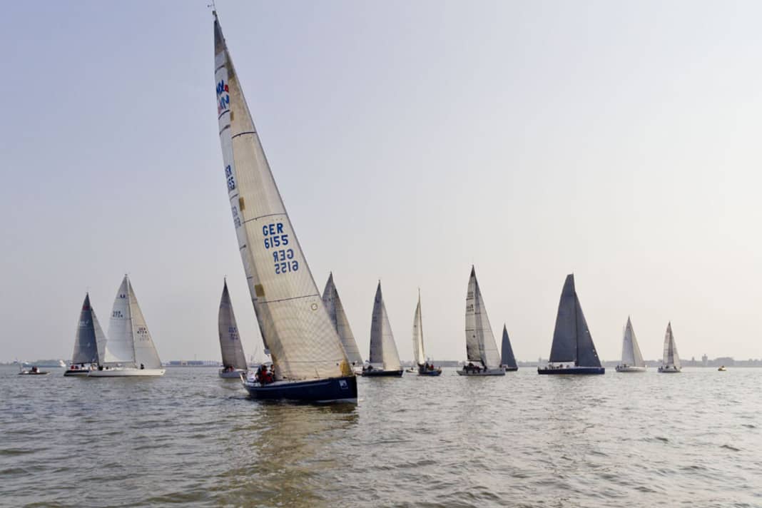 Start zur Sundowner-Wettfahrt. "Pax" startet perfekt in den Abend