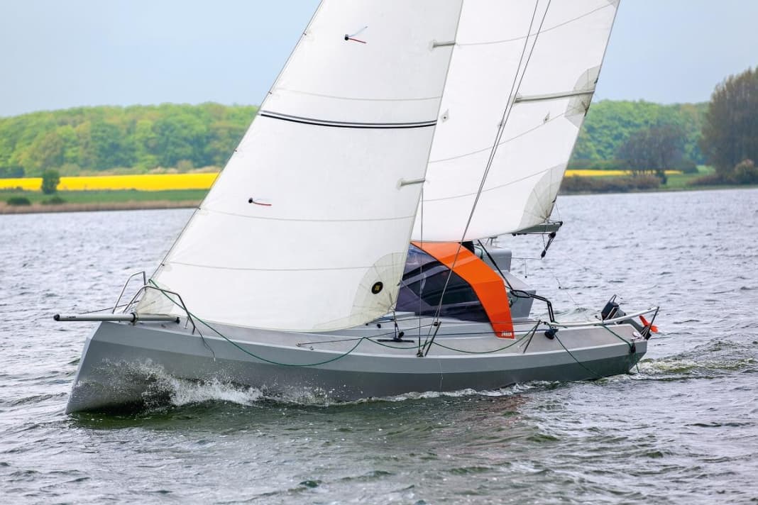 Bente 24: Corners, edges and a characterising fixed and transparent protective cap over the companionway