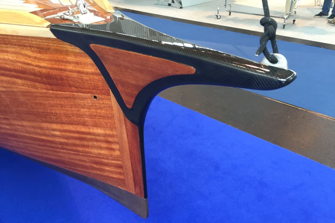 The most striking feature of the LA 850 is the carbon fibre and wood bowsprit