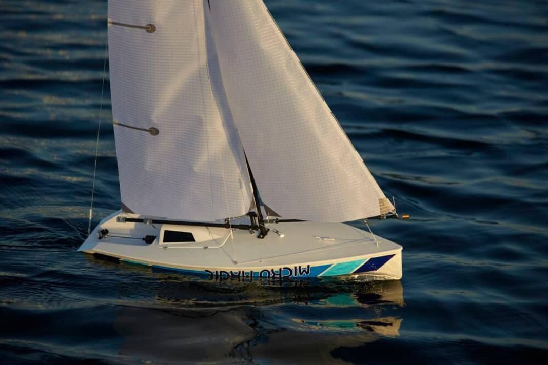 Die Micro Magic von Graupner am Wind, das kleine Boot ist erstaunlich seegängig und sehr robust