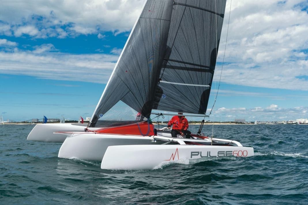 Wie eine Jolle, nur mit drei Rümpfen: Der Pulse 600 bietet eine ganze Menge Sportlichkeit