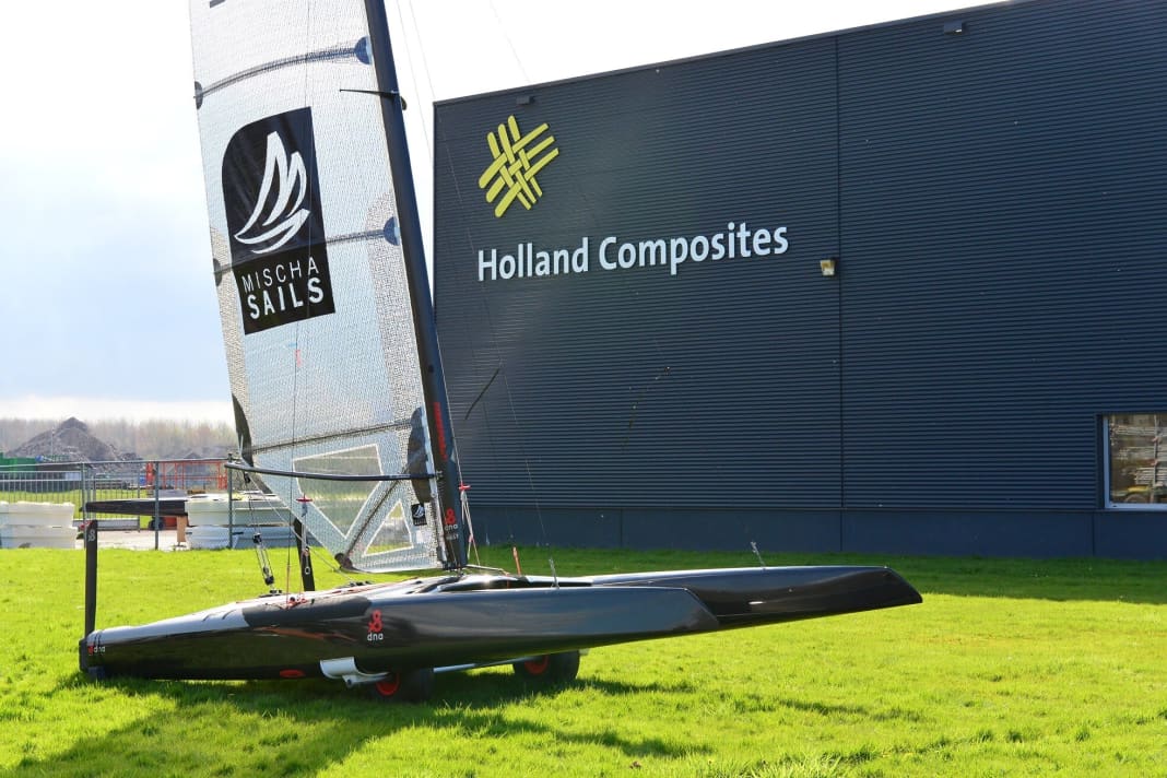 A-Cat DNA F 1 davanti alla sede dell'azienda