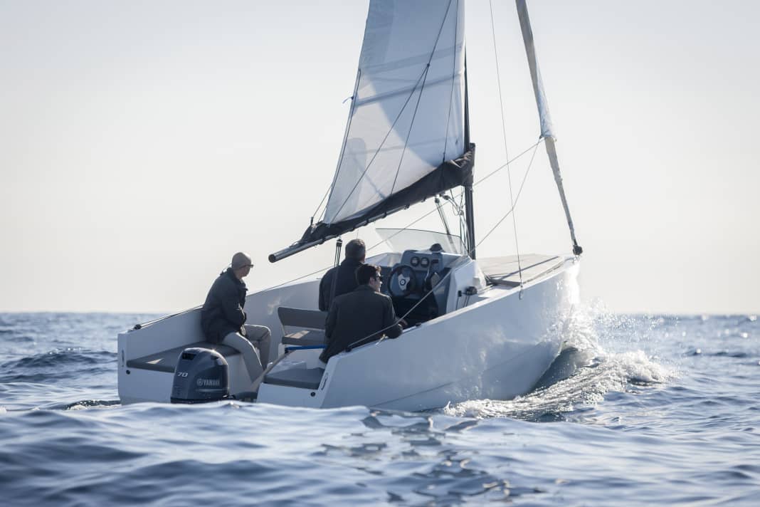 Franc-bord élevé, grand cockpit, poste de pilotage central et barre franche - le Nuva 6MS sous voile