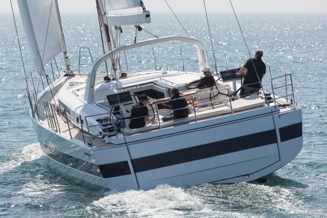 Riesig. Obwohl das schwarze Band im Rumpf die Yacht flacher  erscheinen lässt – die Diemnsionen bleiben gewaltig 