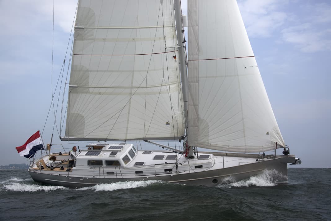 The aluminium yacht is equipped with a deckhouse
