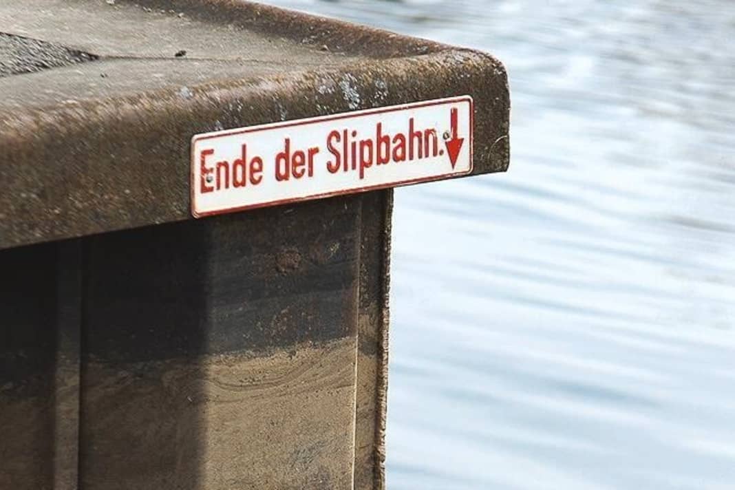 Inspecter soigneusement les cales inconnues, interroger le capitaine du port. Des arêtes se cachent souvent sous la surface