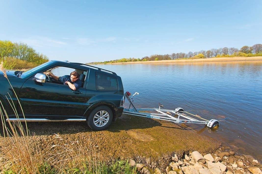 Schwankende Wasserstände und Wellenschlag vorbeifahrender Schiffe machen die Slip­bahnen an Flüssen noch glatter...
