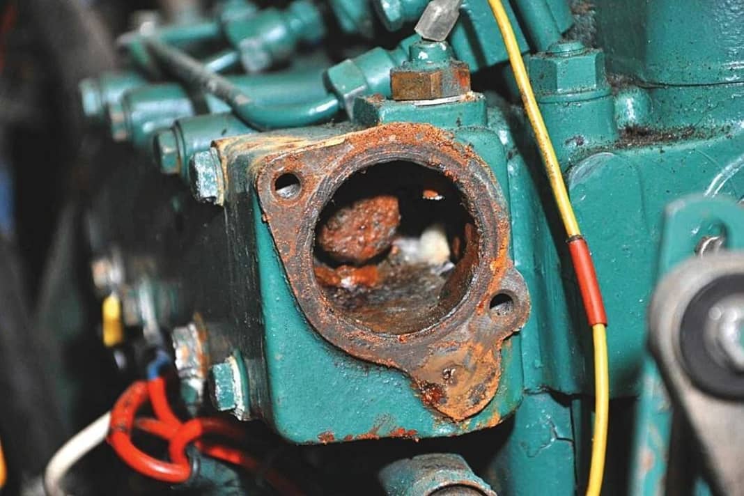 Korrosion

 Einkreisgekühlte Motoren rosten häufig von innen nach außen durch. Nach gut 20 Jahren ist in der Regel ein Austausch fällig. Motoren mit Zweikreiskühlung halten länger durch. 
