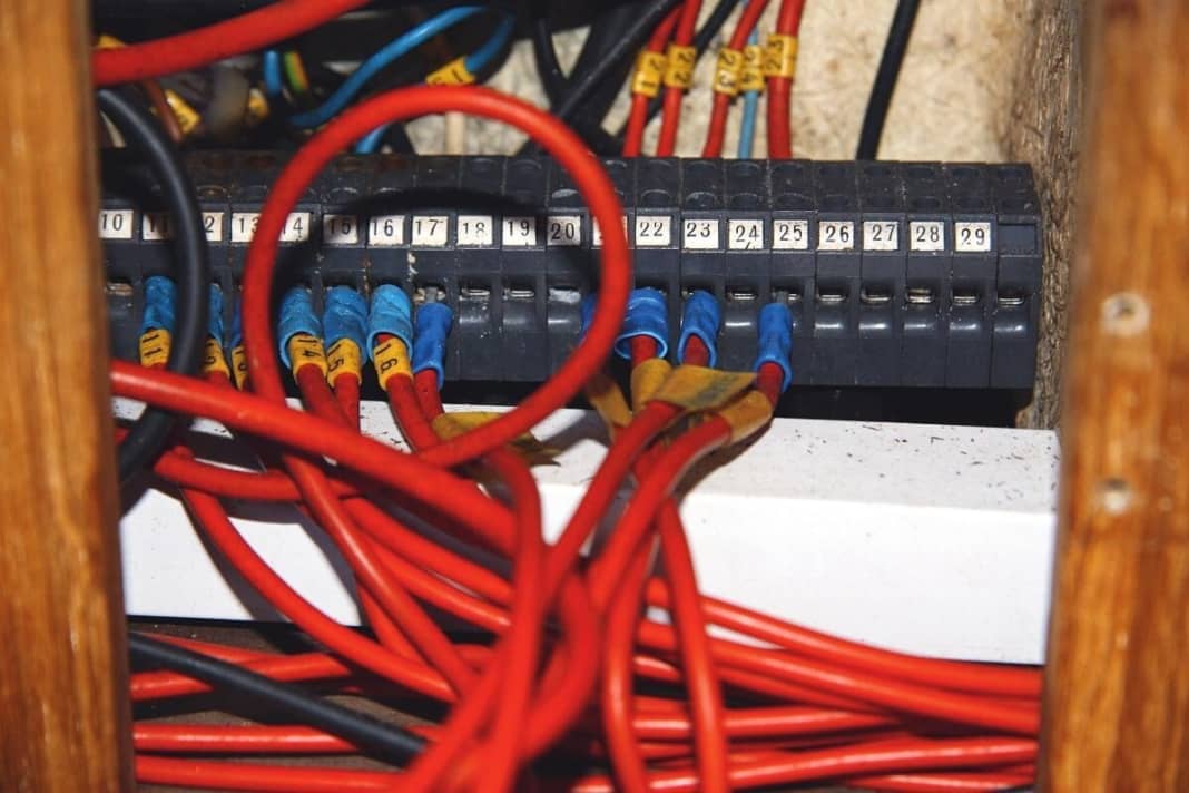 Verkabelung

 Sind sämtliche Drähte sauber verlegt und auf einer Verteilerleiste organisiert, sollte die Elektrik keine großen Probleme bereiten