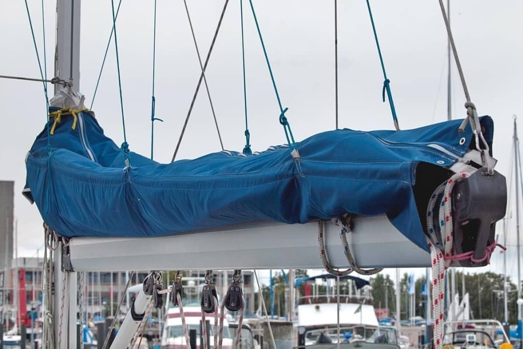 Persenning

 Sprayhoods und Baumpersenninge halten etwa zehn Jahre. Auf verschlissene Stellen oder sich auflösende Nähte achten