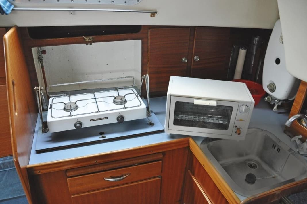 Pantry

 Während Petroleum- und Spirituskocher fast unzerstörbar sind, sollte man insbesondere die Installation der Gasanlage prüfen. Sie kann mit der Zeit undicht werden