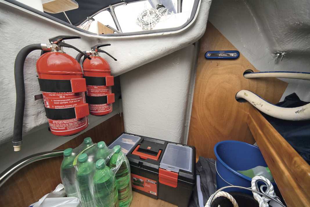 Ein Muss: Mindestens ein guter Feuerlöscher, besser in jedem Abteil einer, sollte an Bord sein
