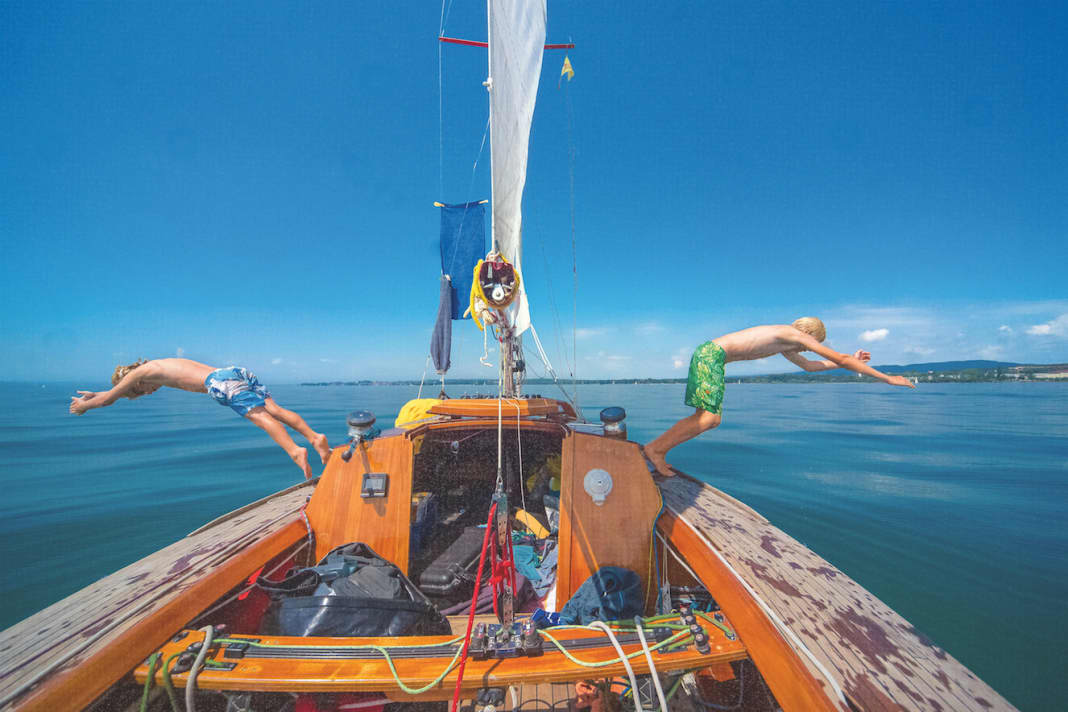 The crew rushes into Lake Constance in the doldrums and heat