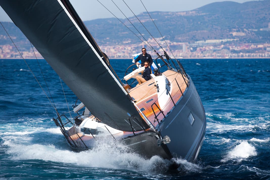 Die Baunummer 1 der neuen Swan 58 segelt im Mittelmeer