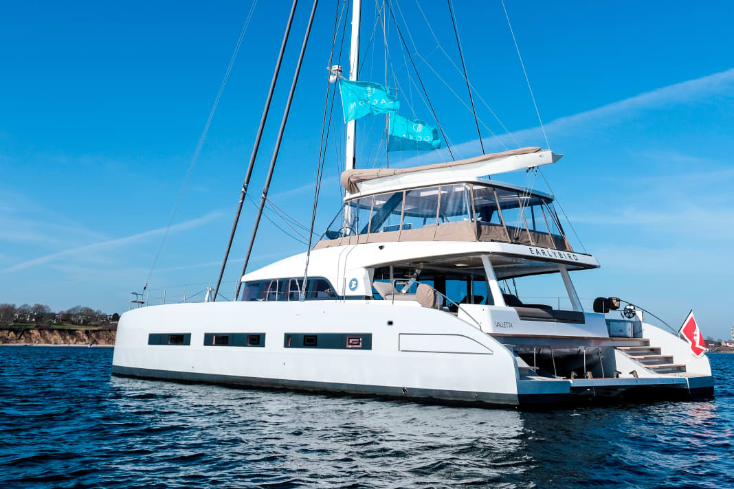 Avec son flybridge encore une fois recouvert, le Lagoon Seventy 7 se dresse assez haut