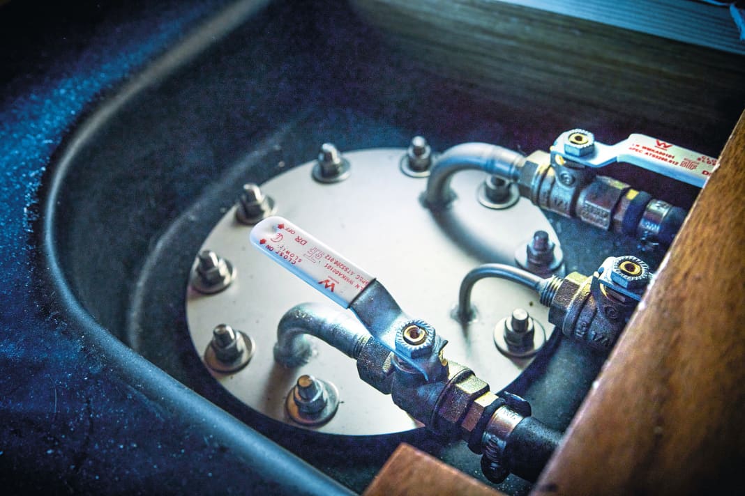 1. enlever la trappe de maintenance ou les raccords Il est facile de jeter un coup d'œil dans le réservoir de diesel à travers le couvercle d'inspection. S'il n'y en a pas, il faut dévisser les raccords (comme pour le réservoir sur la photo).