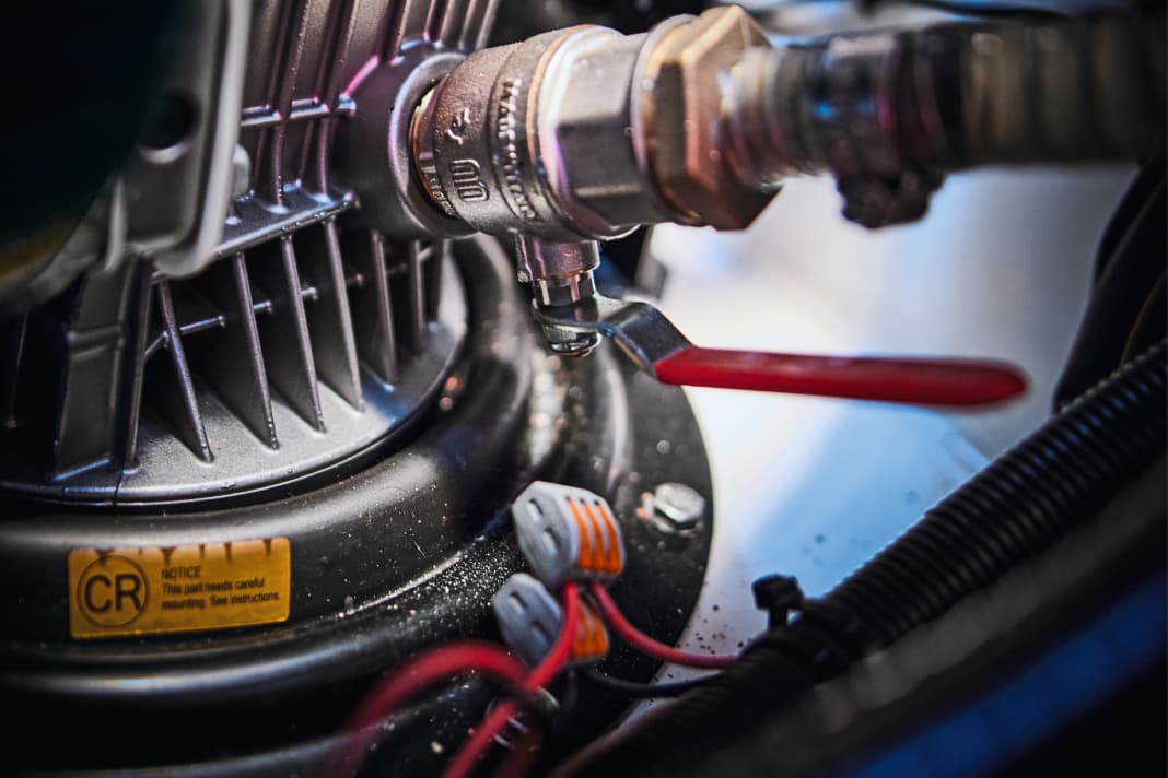 1. close the seacock Before the filter and pump are opened, the seacock must be closed. This prevents water ingress. This is particularly tricky if the filter cover is left open during a break in work. On drives with Saildrive, the seacock is located there. After maintenance work and before the test run, be sure to open it again!