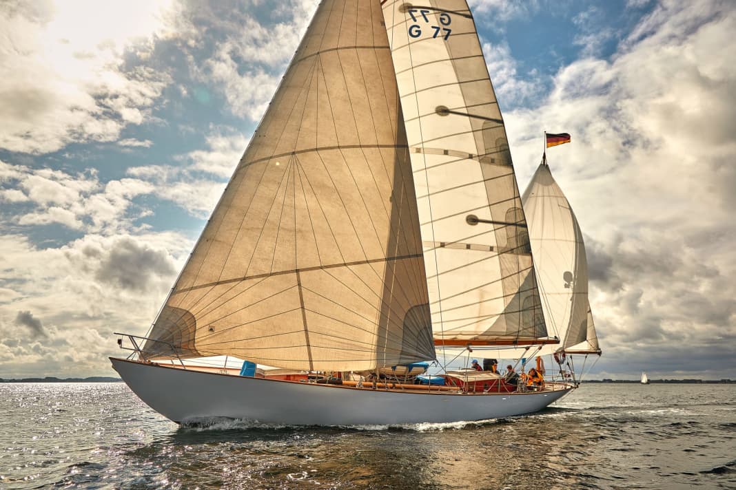 Mit mehr als 200 Quadratmeter Tuch macht das 30 Tonnen schwere Schiff aus Stahl auch bei Leichtwind gute Fahrt