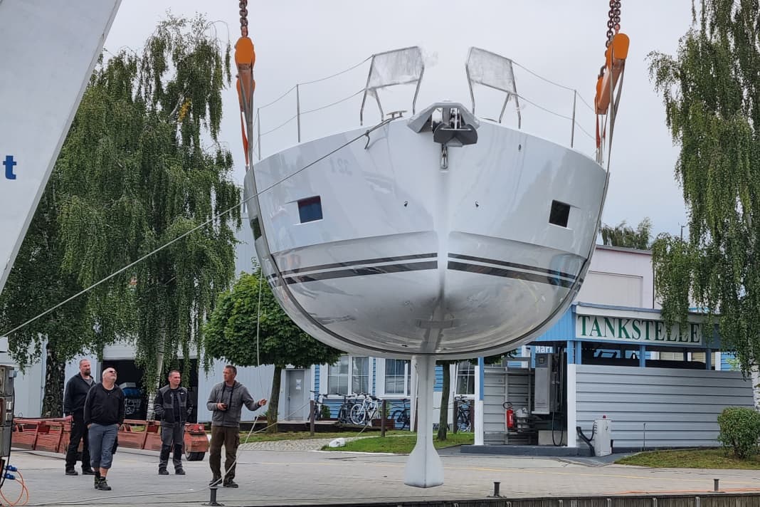 Füllig. Insbesondere die Bugsektion ist sehr voluminös gestaltet. Durch die Kimmkanten kann die Wasserlinie dennoch schlank sein