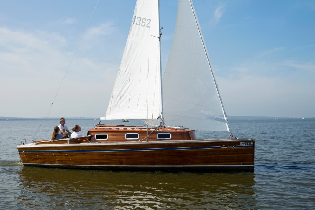 Mit mehr Freibord und höherem Aufbau verliert das Boot optisch, gewinnt aber unter Deck