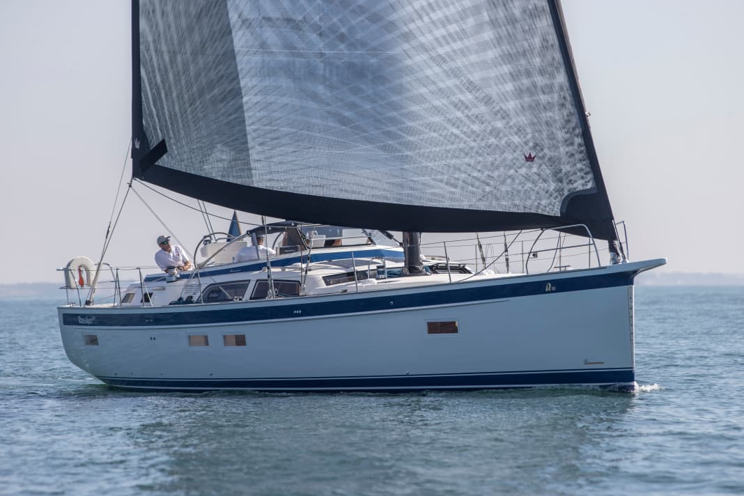 Light wind booster. The Code-Zero from Elvstrøm, which can be rolled away by a furler invisibly integrated into the bowsprit, kept the Hallberg-Rassy 50 running when others were already parking up