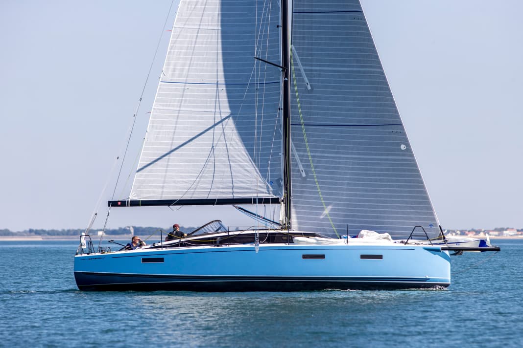 Die JPK 39 Fast Cruiser ist optisch eigenständig: flaches Freibord, langgestreckter Aufbau, reichlich Segelfläche