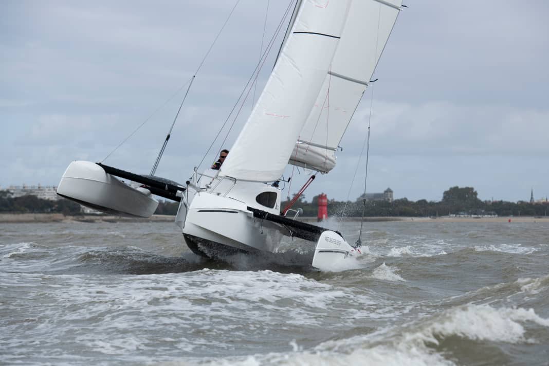 Der kleine Trimaran verträgt viel Druck. Dabei kommt schon mal der Mittelrumpf etwas aus dem Wasser. Das Dreibein bleibt aber dennoch gut kontrollierbar