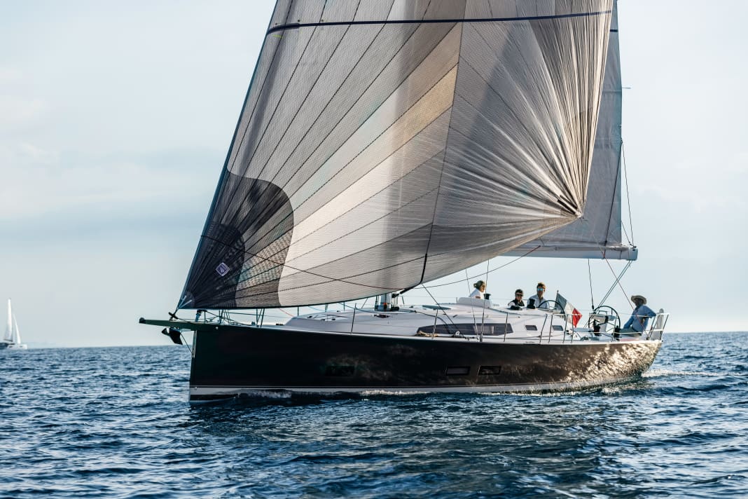 Simple and beautiful. The elongated lines, the low freeboard and the moderate deck leap characterise the look of the new J/45