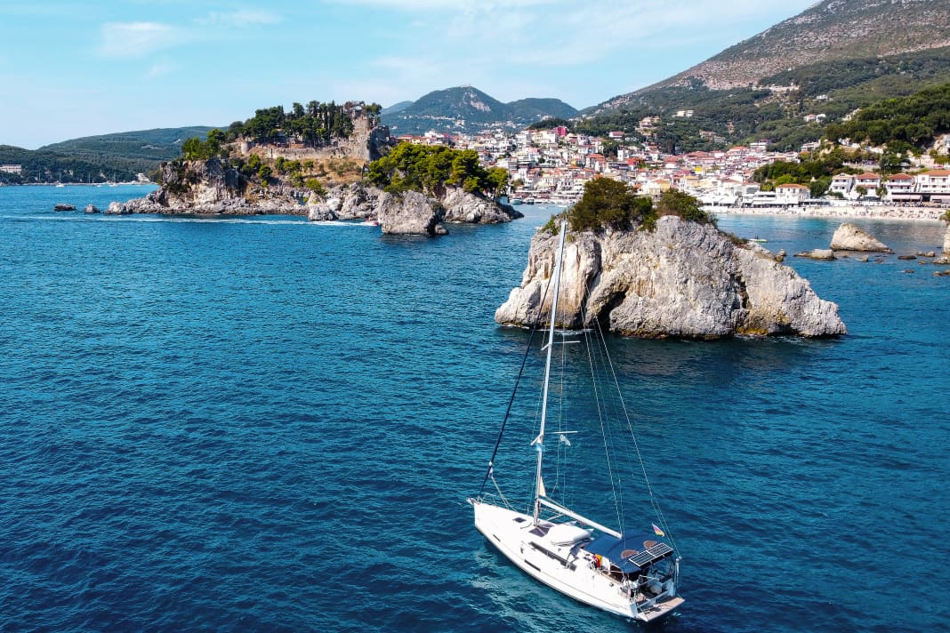Yacht vor der Stadt Parga am Festland. Ein schöner Stopp für den Rückweg