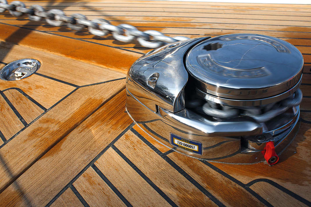 The winch makes anchoring easier. Find out how to find and install the right model in YACHT 12/2011 and 17/2014
