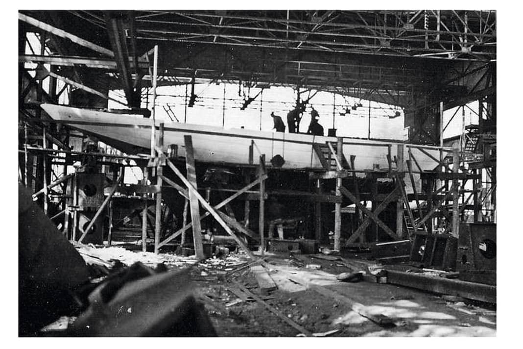 Bau auf der Danziger Werft. Der Rumpf entsteht aus genietetem Stahl; es ist die erste Yacht, die den 1852 gegründeten Betrieb verlässt. Der Ausbau erfolgt von Studenten in Eigenregie