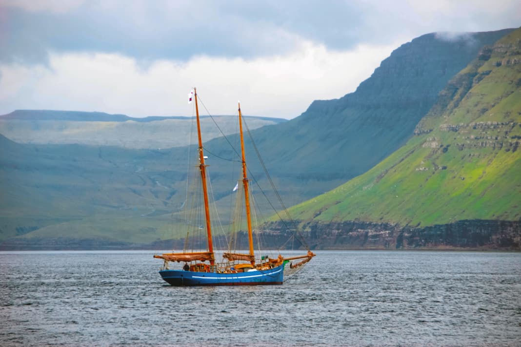 Il "Nordlysid" è un'antica goletta con gaff che offre emozionanti escursioni nell'arcipelago delle Faroe.