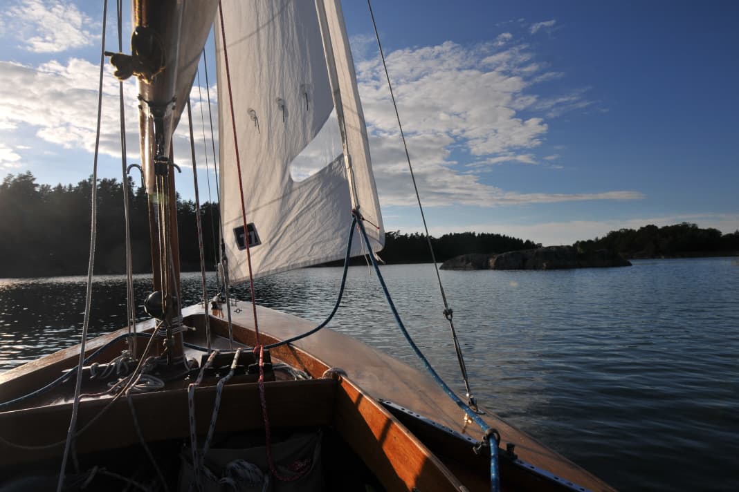 La yole de randonnée "Dulcibella" avance prudemment à tâtons dans l'archipel. La navigation n'est pas sans difficulté !
