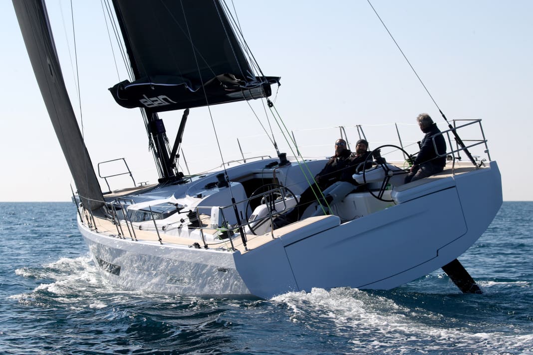 Broad sport. Humphreys' design is almost as wide at the stern as it is in the centre of the boat. Double rudder blades are necessary and are generally part of the concept of Elan's sporty E-line
