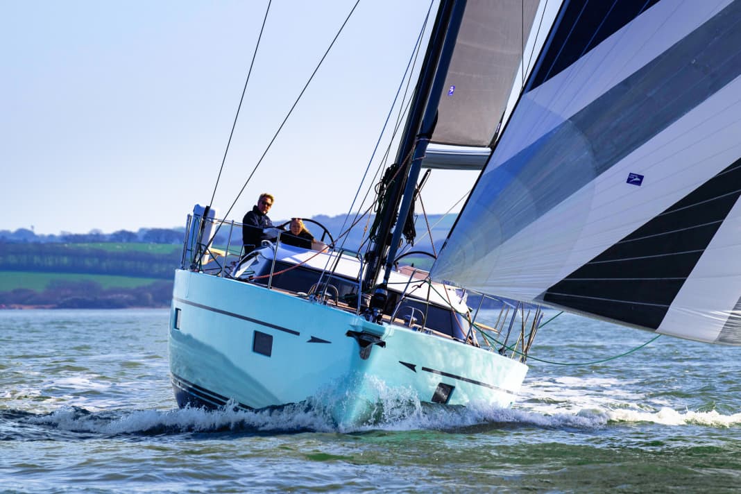 Kraftvolle Erscheinung. Die Oyster  495 ist ein sehr voluminöses Schiff. Markentypisch ist der wuchtige Kajütaufbau mit dem umlaufenden Fensterband
