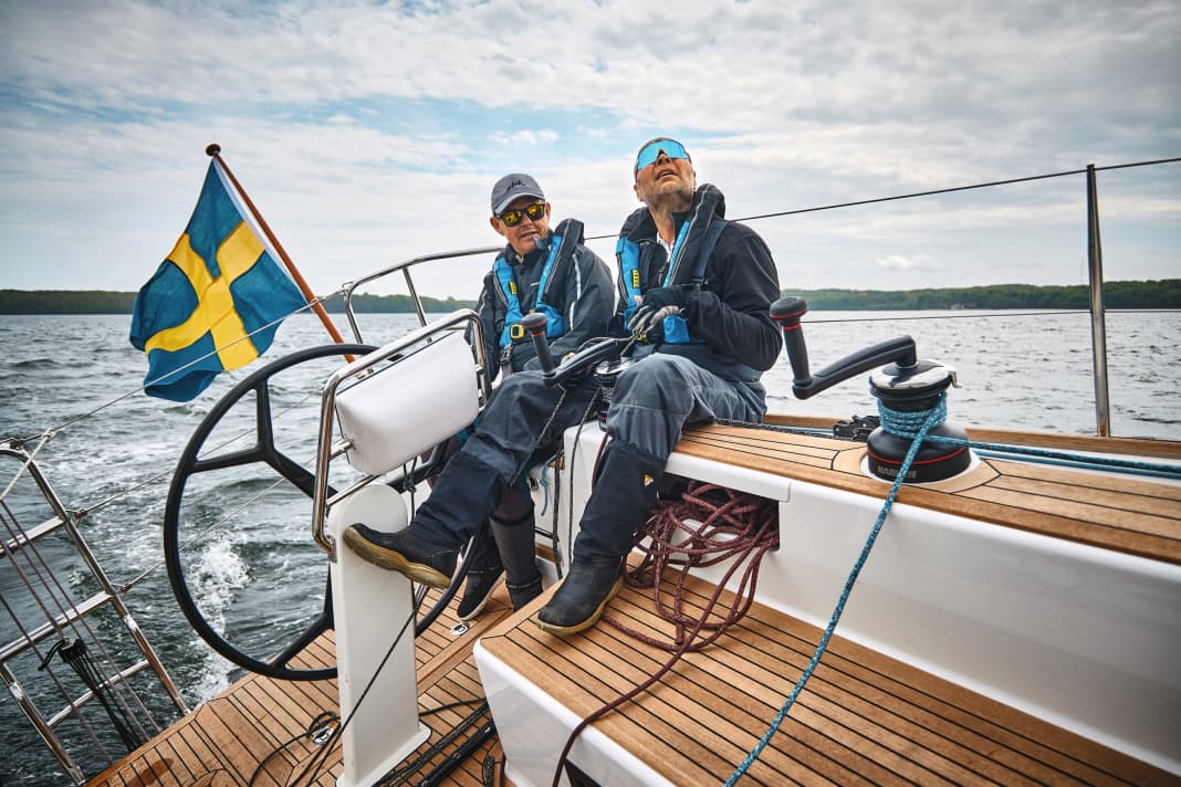 Arcona 385 Le haut hiloire est étiré loin vers l'arrière. Le grand-voile est crispé sur le haut du bateau.