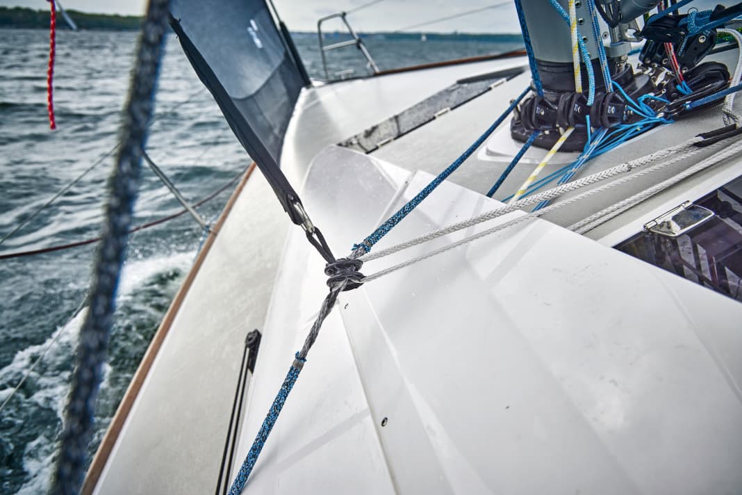 Arcona 385 The side rails allow narrow sheet angles. They are part of the Arcona rigging concept