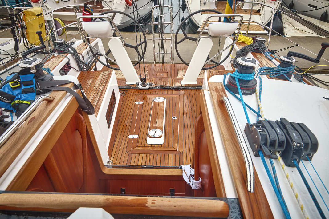 Arcona 385 Kompaktes Layout, klare Strukturen. Teakholz  im Cockpit gibt es nur gegen Aufpreis
